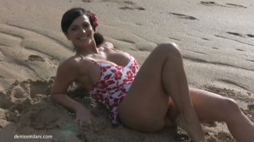 Fræk teen-brunette på stranden